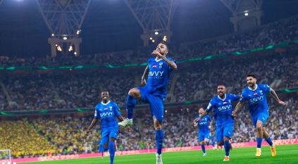 في شوط أول مثير .. الهلال يتفوق على الاتحاد بـ 10 لاعبين