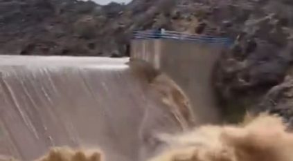 لقطات مذهلة لفيضان سد وادي بسل في الطائف