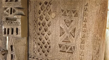 أبواب بيوت الطين في نجران نداء بصري جميل يعكس فن العمارة قديمًا