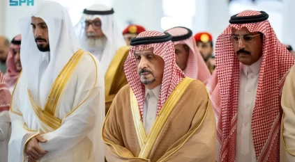 أمير الرياض يؤدي صلاة الميت على محمد بن مشاري بن معمر