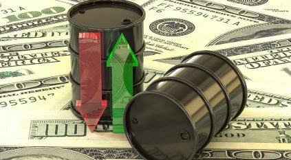 النفط يصعد 1% مع هبوط الدولار