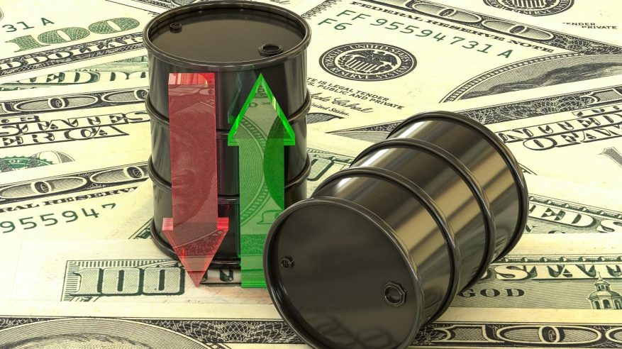 النفط يصعد 1% مع هبوط الدولار