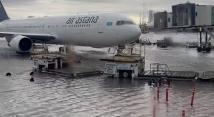لحظة غرق مطار دبي بمياه الأمطار