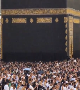 أمطار المسجد الحرام ترفع أصوات المعتمرين بالدعاء