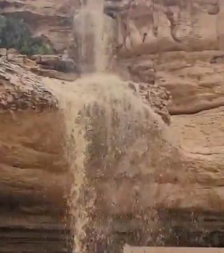 مشاهد لتدفق شلالات الأمطار في حريملاء