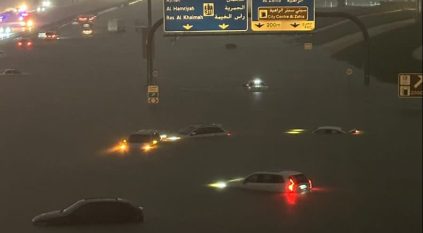 أمطار دبي تشل الحياة.. طائرات تسبح في الماء والسيول تجرف المركبات
