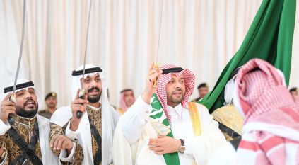 أمير الحدود الشمالية يشارك في العرضة السعودية احتفالًا بالعيد