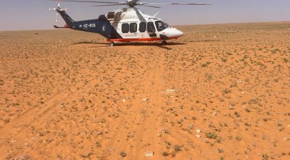 الإسعاف الجوي ينقذ حياة مقيم تعرض لحادث دهس بمنطقة صحراوية