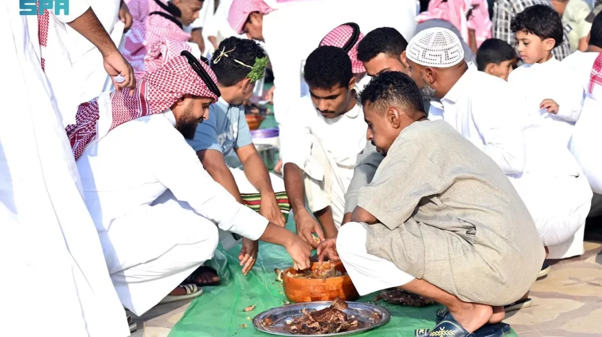 الإفطار الجماعي في أفنية المنازل عادة أصيلة في جازان بالعيد