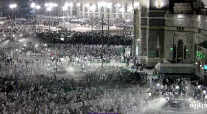 رذاذ الماء يلطف الأجواء على الحشود المليونية بالمسجد الحرام ليلة 27 رمضان