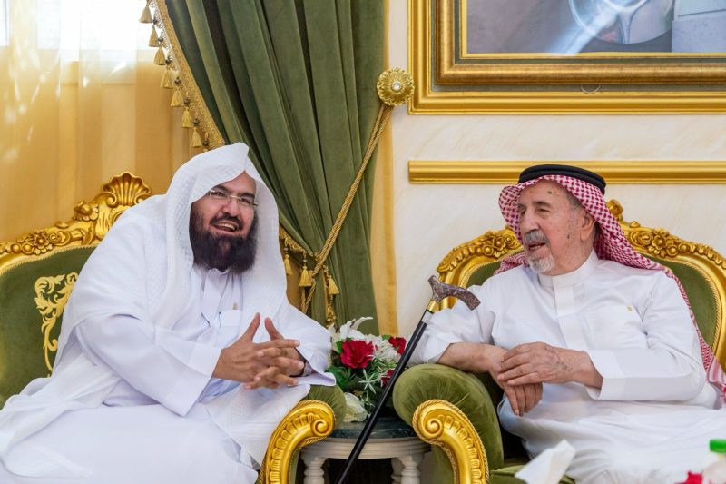 الشيخان السديس وماهر المعيقلي يقبلان يد خطاط المصحف