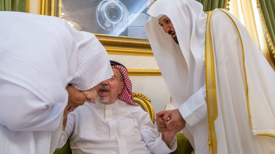 الشيخان السديس وماهر المعيقلي يقبلان يد خطاط المصحف