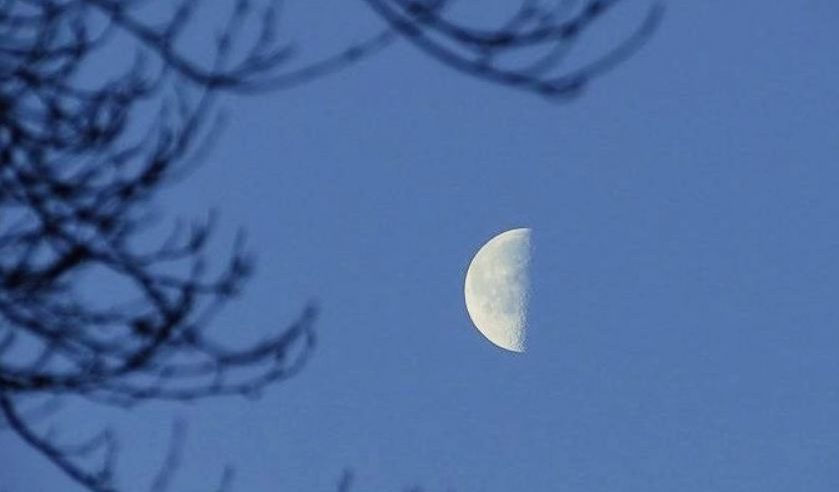 فلكية جدة ترصد قمر رمضان في تربيعه الأخير