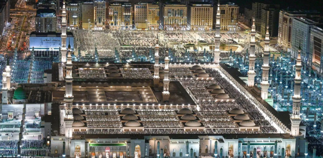 لقطات لجموع المصلين أثناء صلاة التهجد ليلة 27 رمضان بالمسجد النبوي