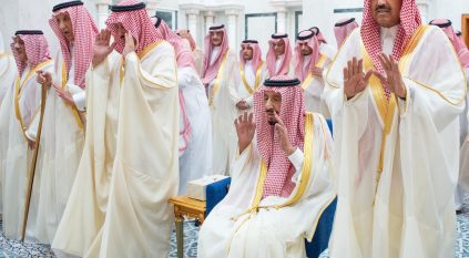 الملك سلمان يؤدي صلاة عيد الفطر في قصر السلام بجدة