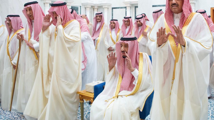 الملك سلمان يؤدي صلاة عيد الفطر في قصر السلام بجدة