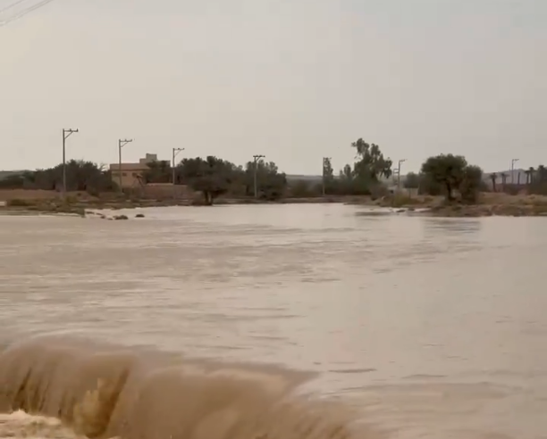 لقطات لجريان سيل البره غرب الرياض