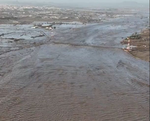 إنقاذ 5 أشخاص احتجزهم السيل داخل مركبة في الطائف