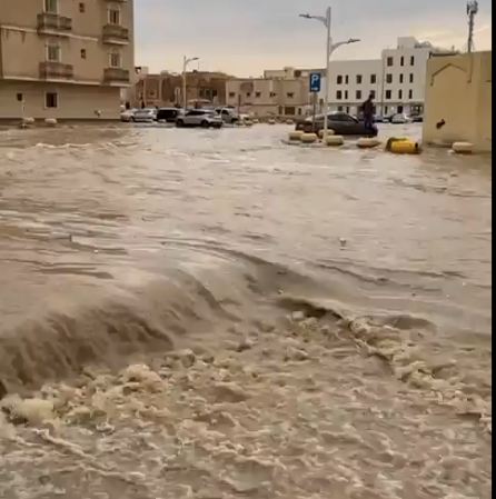 لقطات لجريان السيول في شوارع حي القيروان في الرياض