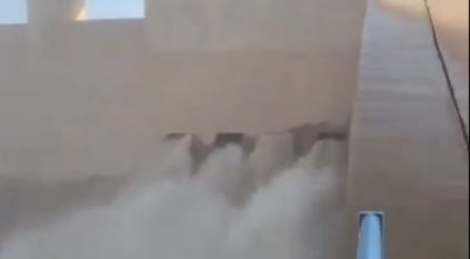لقطات لفتح عبارات سد محافظة الحريق ووصول مياه السيول للمزارع