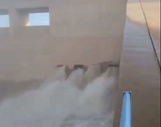 لقطات لفتح عبارات سد محافظة الحريق ووصول مياه السيول للمزارع