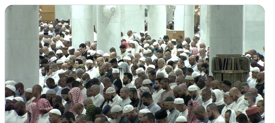 مشاهد روحانية من صلاة الفجر الأخير في رمضان بالمسجد الحرام