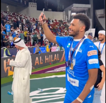 شاهد .. كيف احتفل علي البليهي بالتتويج مع جماهير الهلال؟
