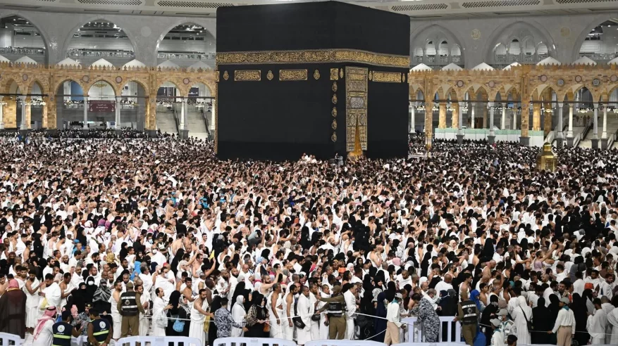 المعتمرون يؤدون طوافهم بكل يسر وسهولة رغم الأعداد المليونية