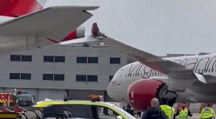 لحظة اصطدام طائرتين في مطار هيثرو بلندن