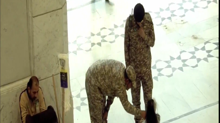 طفلة تشارك رجال الأمن الاحتفال بـ عيد الفطر في الحرم المكي