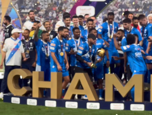 نيمار يشارك نجوم الهلال فرحة التتويج بـ كأس الدرعية لـ السوبر السعودي