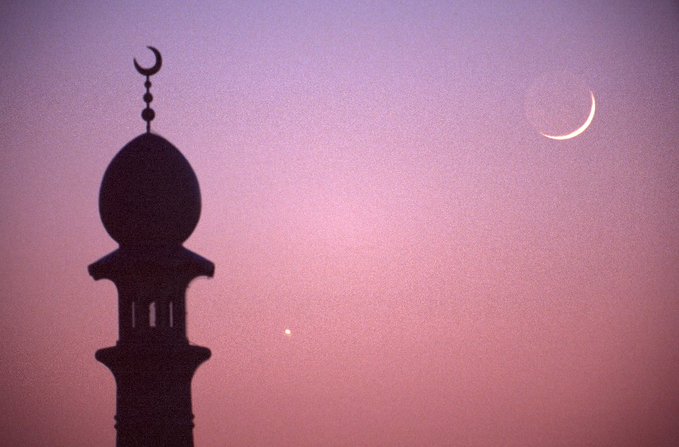هلال العيد يزين سماء السعودية اليوم