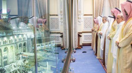 ولي العهد وولي عهد البحرين ورئيس وزراء باكستان يؤدون الصلاة ليلة 29 رمضان بالمسجد الحرام
