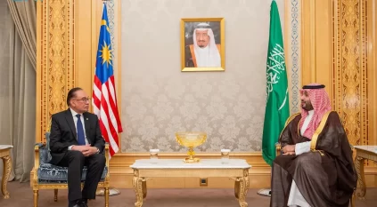 ولي العهد يستقبل رئيس وزراء ماليزيا