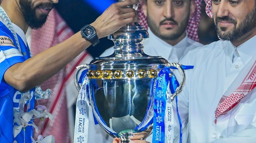 الفرج يُعادل القحطاني.. قادة الهلال في بطولات الدوري السعودي