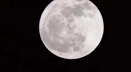 لقطات لاقتران القمر بـ”قلب العقرب” العملاق في سماء رفحاء