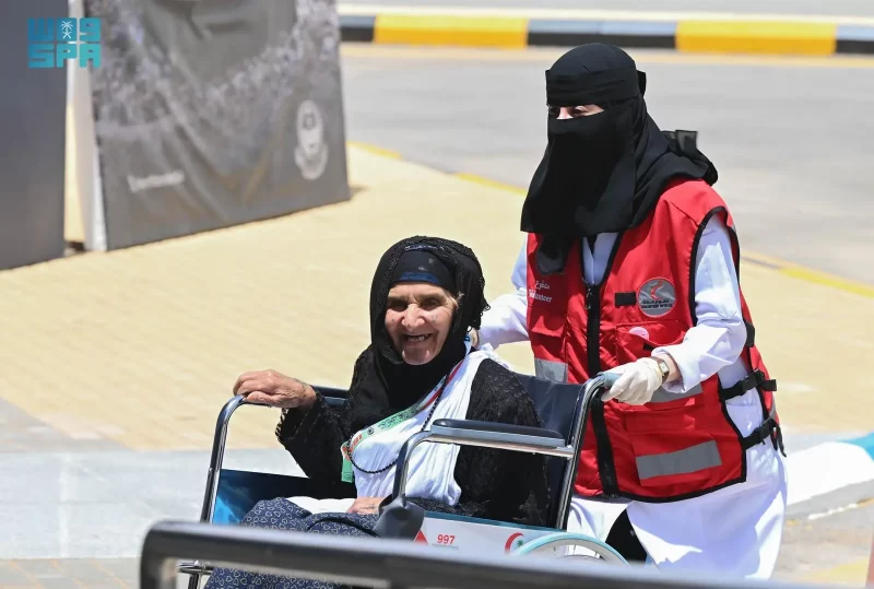 60 متطوعاً في منفذ جديدة عرعر لخدمة حجاج العراق