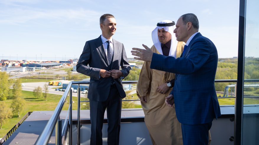 وزير النقل والخدمات اللوجستية يزور ميناء موجا بجمهورية إستونيا