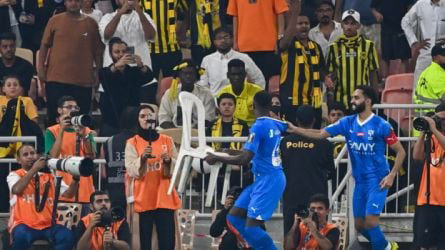 جلوسًا على الكرسي .. السبب وراء احتفال سعود عبدالحميد المثير أمام جماهير الاتحاد
