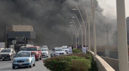 حريق بـ الواجهة الخارجية لنفق بحي الحمراء إثر حادث مروري بالرياض