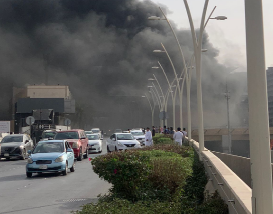 حريق بـ الواجهة الخارجية لنفق بحي الحمراء إثر حادث مروري بالرياض