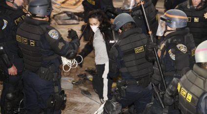الشرطة الأمريكية تفض اعتصام جامعة كاليفورنيا بالقوة عقب مواجهات ليلية