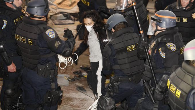 الشرطة الأمريكية تفض اعتصام جامعة كاليفورنيا بالقوة عقب مواجهات ليلية