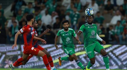 الأهلي يتفوق على ضمك برباعية بالشوط الأول