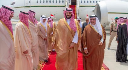 ولي العهد يصل إلى البحرين للمشاركة في القمة العربية الـ33