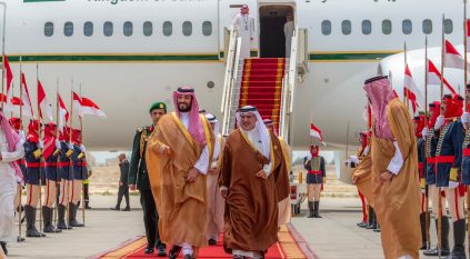 بناء على توجيه الملك سلمان.. ولي العهد يغادر لترؤس وفد السعودية بالقمة العربية في البحرين