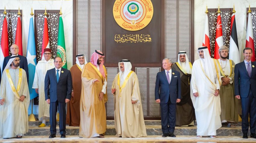 لقطات وصور تذكارية لولي العهد مع قادة ورؤساء وفود القمة العربية