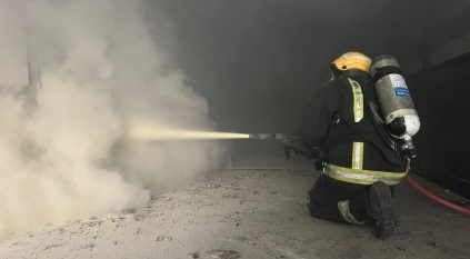 إخماد حريق في مدخل مبنى بحي الخليج في الدمام