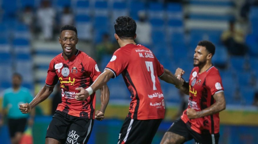 الرياض يضمن البقاء بين الكبار بهزيمة الخليج