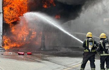 حريق يلتهم محلين تجاريين بحي الفيصلية في تبوك